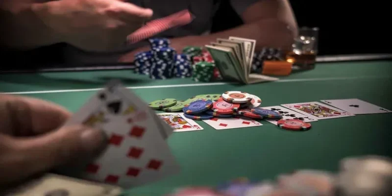 Phân tích các ván bài thực tế để cải thiện kỹ năng